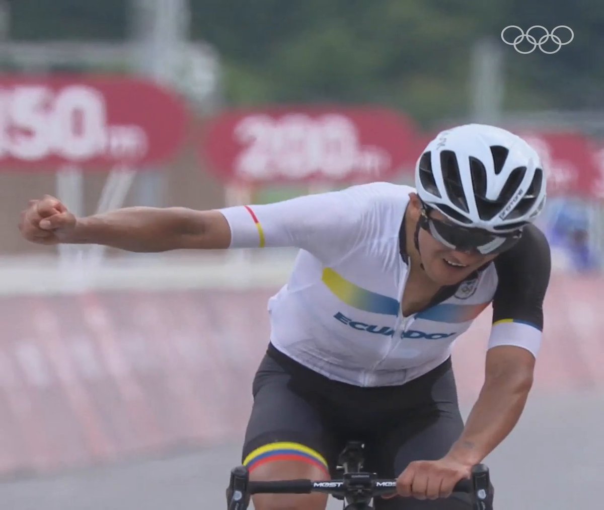 ¿ECUADOR, TE ACUERDAS? 🤔 Ecuador esperó 25 años para su segunda medalla en unos #JuegosOlímpicos. 🇪🇨 🥇 Tal día como hoy en #Tokyo2020, Richard Carapaz M ganó el oro en ciclismo de ruta. 🚴♂️ Comite_Olimpico_Ecu