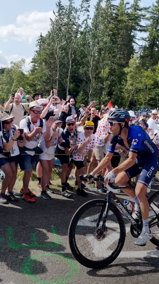Des milliers de supporters de Thibaut Pinot sโรฉtaient donnรฉ rendez-vous chez lui, dans les Vosges, pour son dernier Tour de France. En haut du col du Petit Ballon, ils ont crรฉรฉ le #ViragePinot. Brut y รฉtait et c'รฉtait une pure folie.
