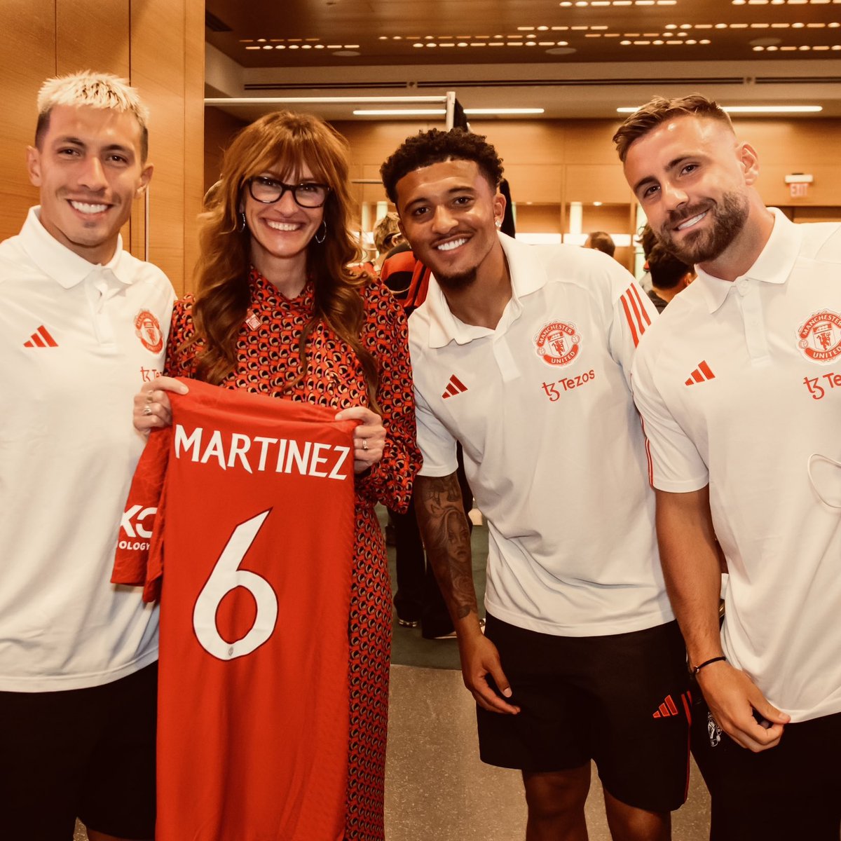 Part of the United family ❤️ See you again soon, Julia 😁👋 #MUFC || #MUTOUR23