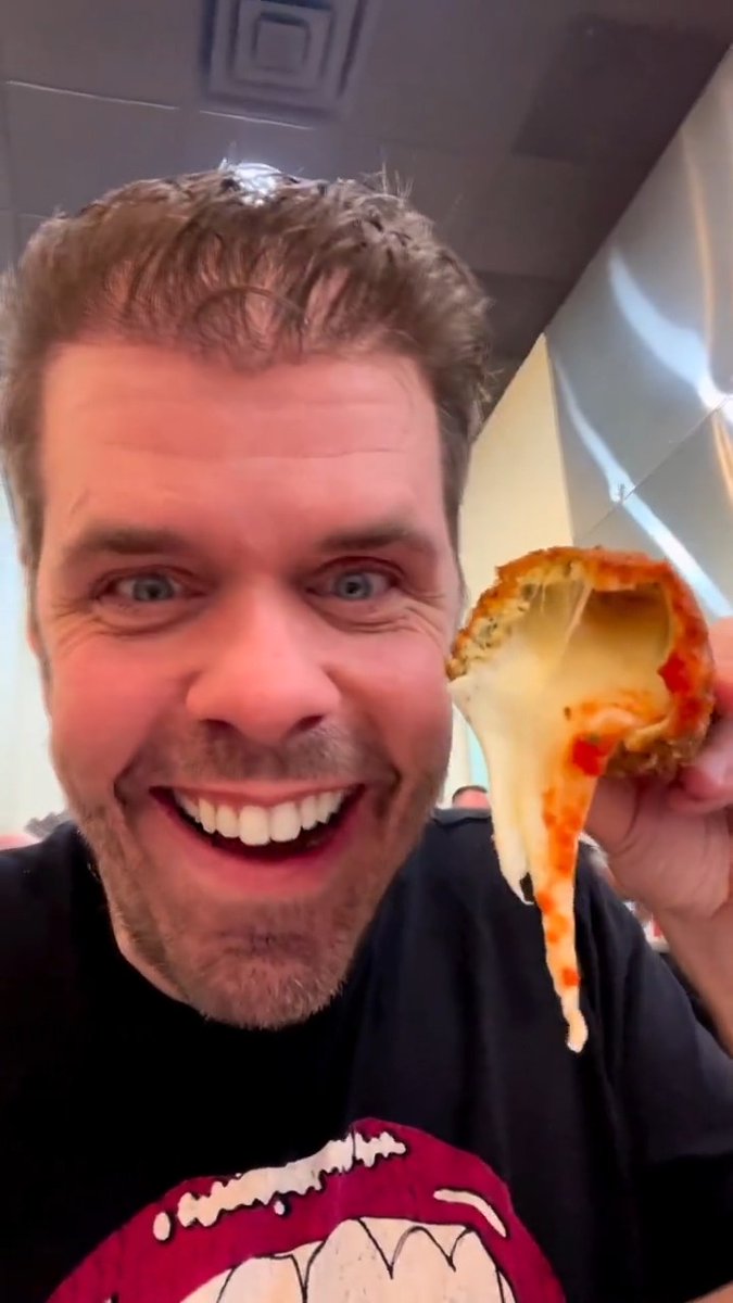 Call me old-fashioned, but I believe bigger is better 9 out of 10 times. And, thankfully, @twistedpizzalv in #LasVegas agrees! 😝🧀🍝🍕🍽️ #Pizza #Pasta