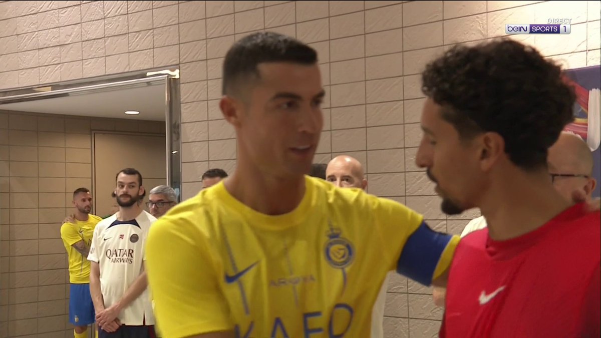 ⚽️ #PSGAlNassr 🔥 Cristiano Ronaldo salue les joueurs du PSG, et fait un beau cadeau à un enfant !