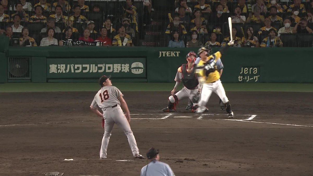 / ウル虎の夏、大山の夏! \ ここで飛び出た逆転弾💥 大山悠輔の11号2ランで阪神が逆転! 掲げたバットがカッコイイ✨ ⚾#プロ野球(2023/7/25) 🆚阪神×巨人 📱Live on DAZN #DAZNプロ野球 #hanshin