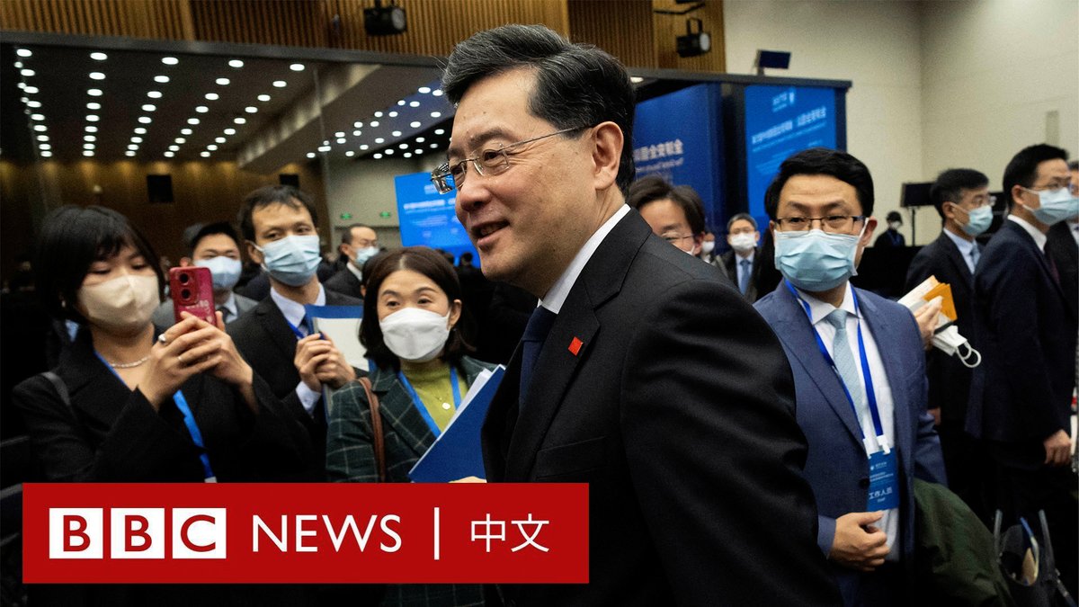 在中国领导人习近平提拔秦刚担任中国外交部长仅半年多后,这名中国近半世纪以来最年轻的外交部长突然被免职,中共中央外办主任王毅二度担任外长。 此前,秦刚已从公众视线中消失一个多月,引发外界诸多猜测。官方曾称他遇到了健康问题。