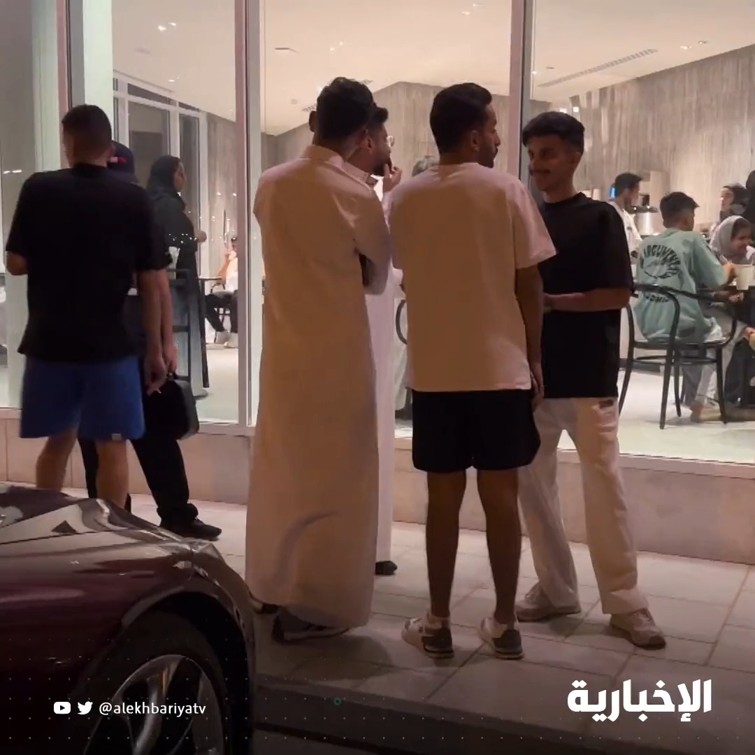 بعض "محال القهوة" تعمد للاتفاق مع أشخاص بكوب قهوة للوقوف طوابير في واجهات المحالات؛ بهدف إنجاح المشروع بطريقة وهمية. #لاينات_القهوة