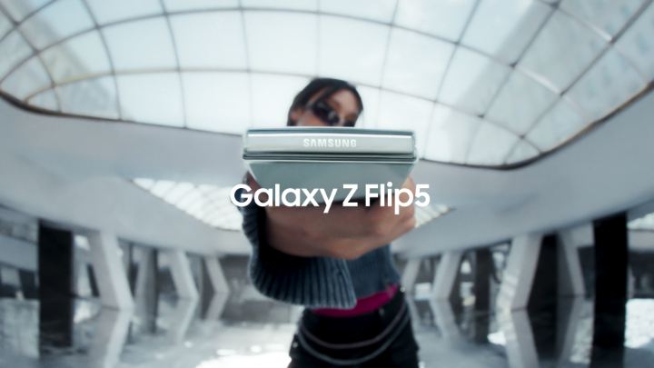 ودك جوالك يكون ممتع؟ اكتشف الجديد كليا من سامسونج Galaxy Z Flip5، مع تصميم أنحف وشاشة أكبر. جوال مرن أكثر، وممتع أكثر، باختصار.. جوال يشبهك. استكشف المزيد وانضم إلى الجانب الآخر : #GalaxyZFlip5 #JoinTheFlipSide #SamsungUnpacked #Samsung