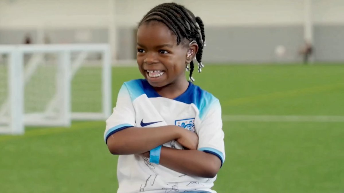 Meet Izzy, our little #Lionesses fan. Izzy is severely deaf but is helping other young people learn #BritishSignLanguage. As Lotte will tell you, Izzy is a wonderful inspiration ❤️ #LionessesDownUnder