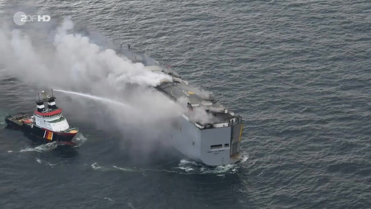 Unter den geladenen Wagen auf dem brennenden Frachter in der #Nordsee sind auch Elektro-Autos. Fest steht die Ursache des Feuers noch nicht.