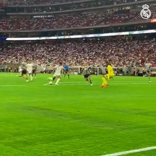 Jude Bellingham's first goal for Real Madrid is a beauty 😍 (via Real Madrid C.F. 🇬🇧🇺🇸)