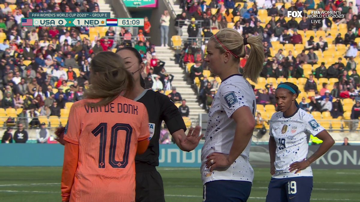 Moments before the goal, Daniëlle van de Donk and Lindsey Horan were spoken to by the referee after a hard challenge and pushing in the box. Lindsey Horan had the last laugh...