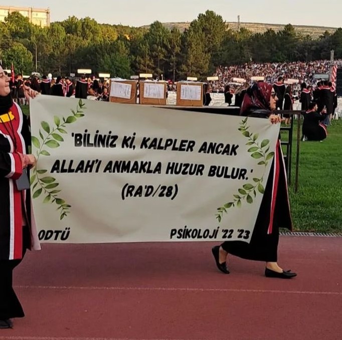 ❤️ ODTÜ mezuniyet töreninde psikoloji bölümü öğrencilerinin ❝Biliniz ki, kalpler ancak Allah’ı anmakla huzur bulur❞ yazılı pankartı sosyal medyada büyük beğeni topladı.