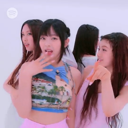 The girls of NewJeans hadir nih buat nunjukin gimana vibing bareng ke-6 lagu-lagu baru mereka ✨ Cek full videonya di playlist K-Pop ON! Sekarang! #Spotify #NewJeans #SpotifyxNewJeans #Bunnyland #Spoti_bunini #Spotibunini #NewJeans_GetUp