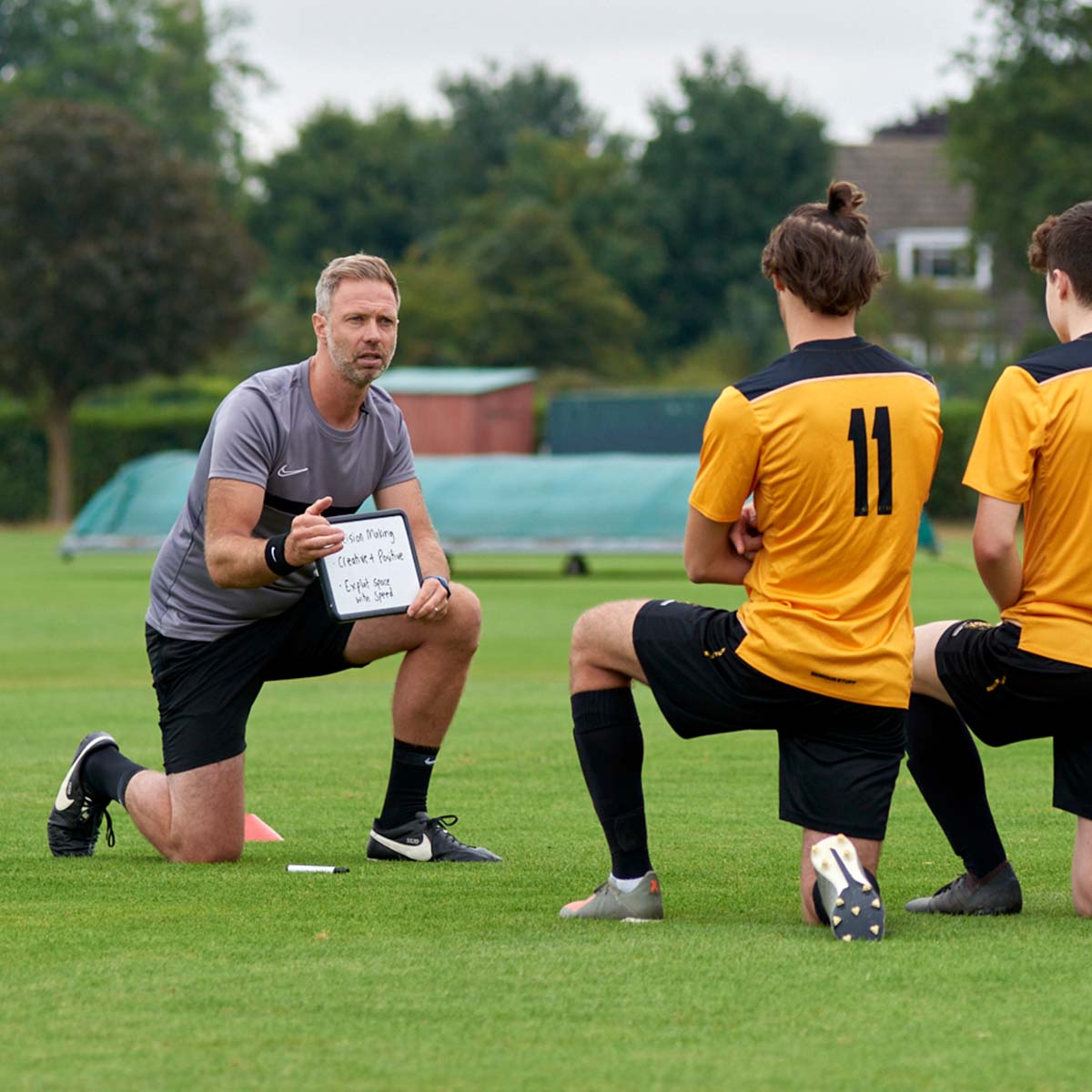 Coach educator Jez Weeks ⚽ delivers a conditioned dribbling and decision-making game that encourages players to identify space and improve their ability to run with the ball at their feet. The first practice is a semi-opposed technical practice and a conditioned game...⚽️👨🏫