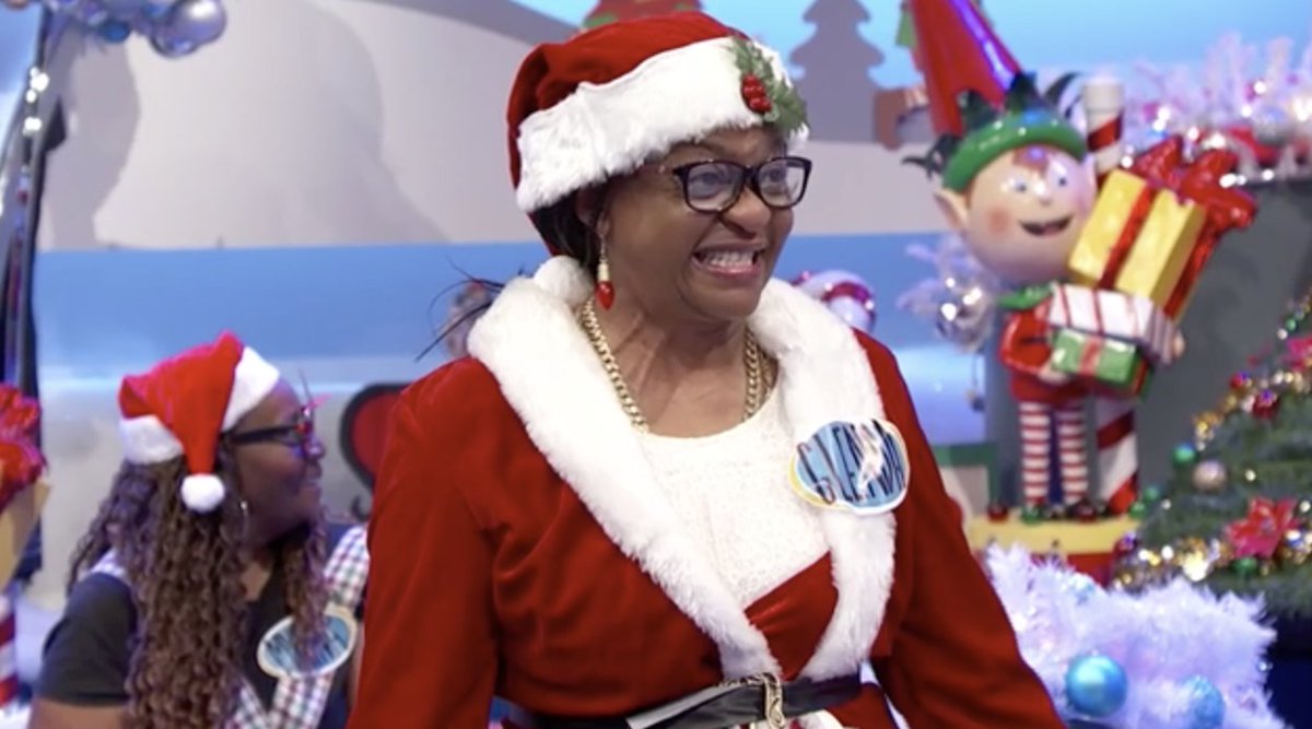 We love to spread some holiday cheer!☃️ Don't miss the Christmas in July #LMAD episode today on CBS!🎅🏼