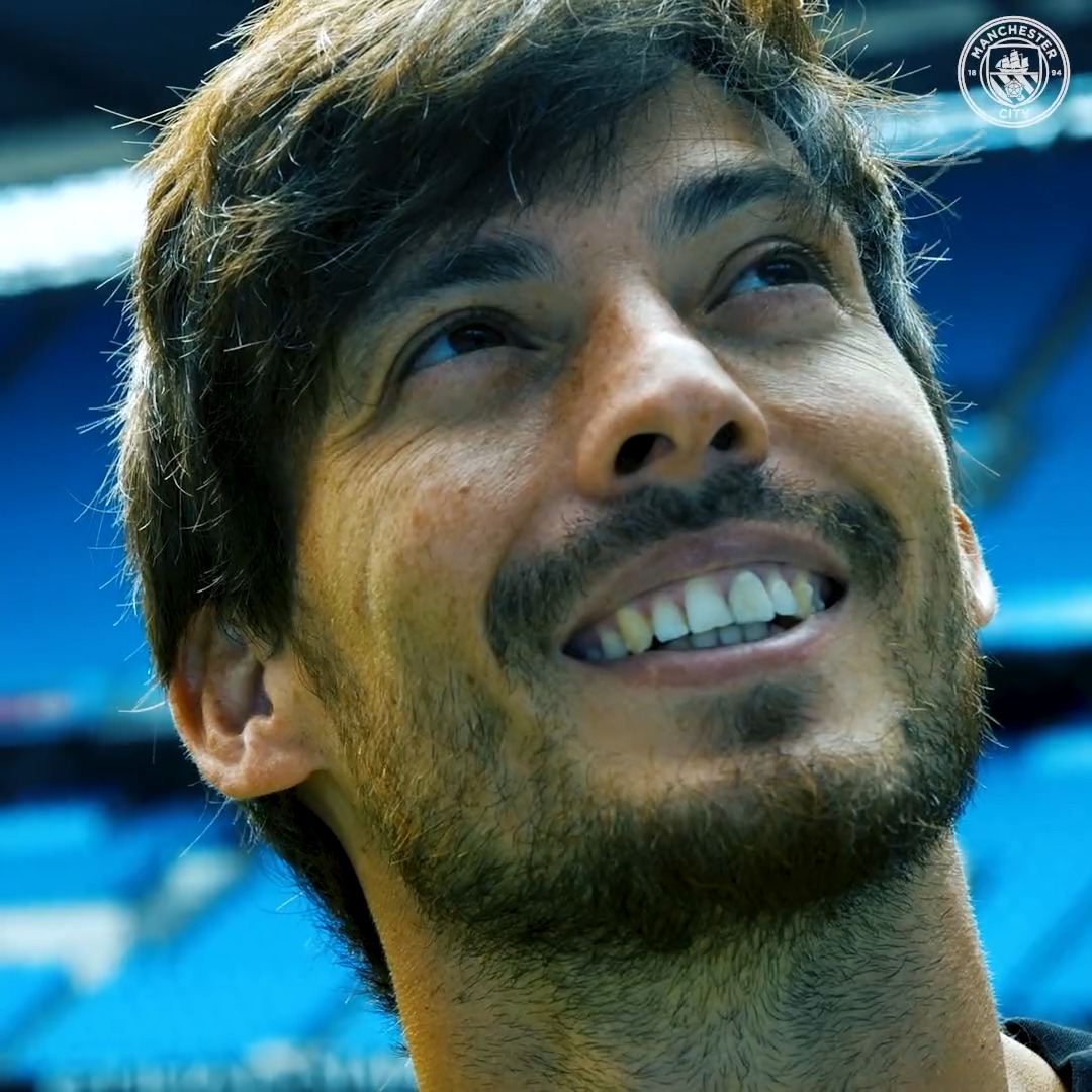 🏆 x4 Premier League 🏆 x2 FA Cup 🏆 x5 League Cup 🏆 x2 FA Community Shield 👕 436 apps ⚽️ 76 goals, 121 assists David Silva, Manchester City legend! 👑