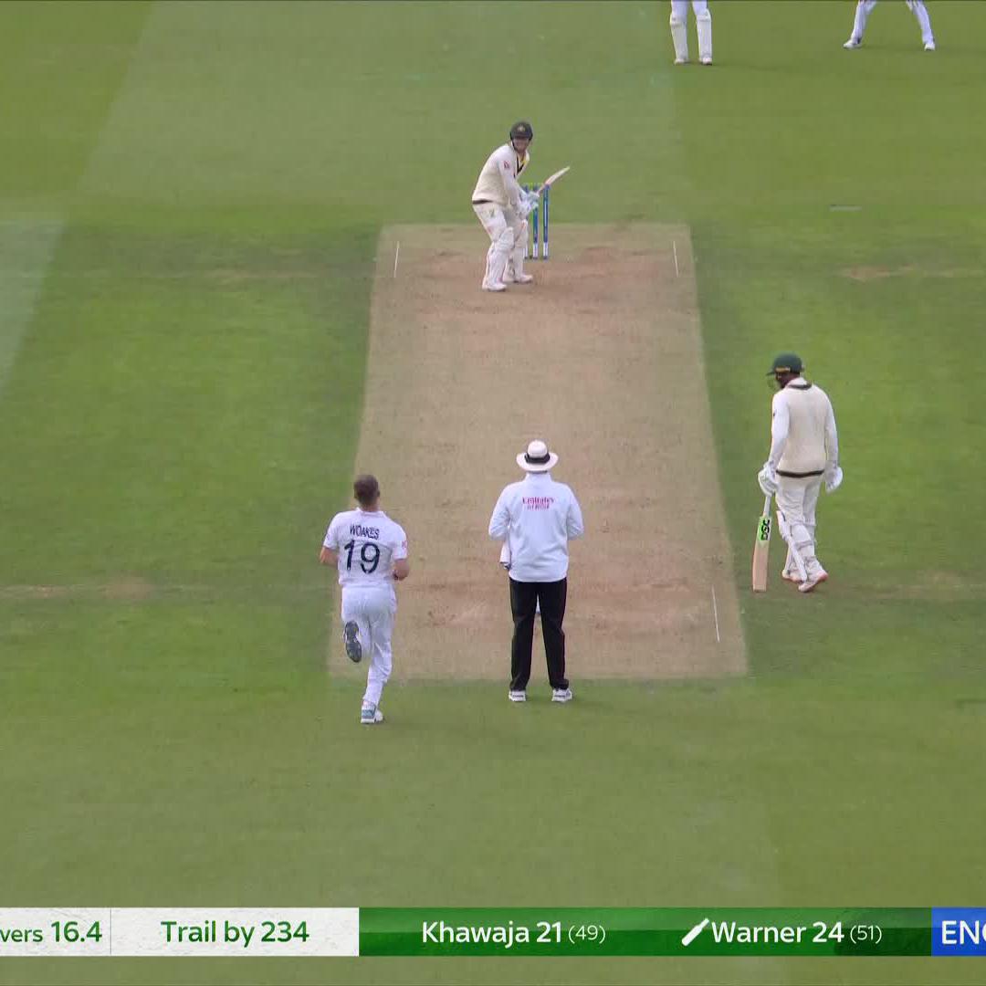 We have our first! Chris Woakes gets Warner 🙌 #EnglandCricket | #Ashes
