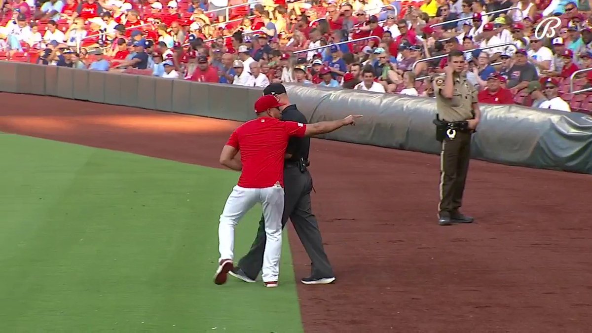 Now Cardinals manager Oliver Marmol has been tossed from the game (via @BallySportsMW)