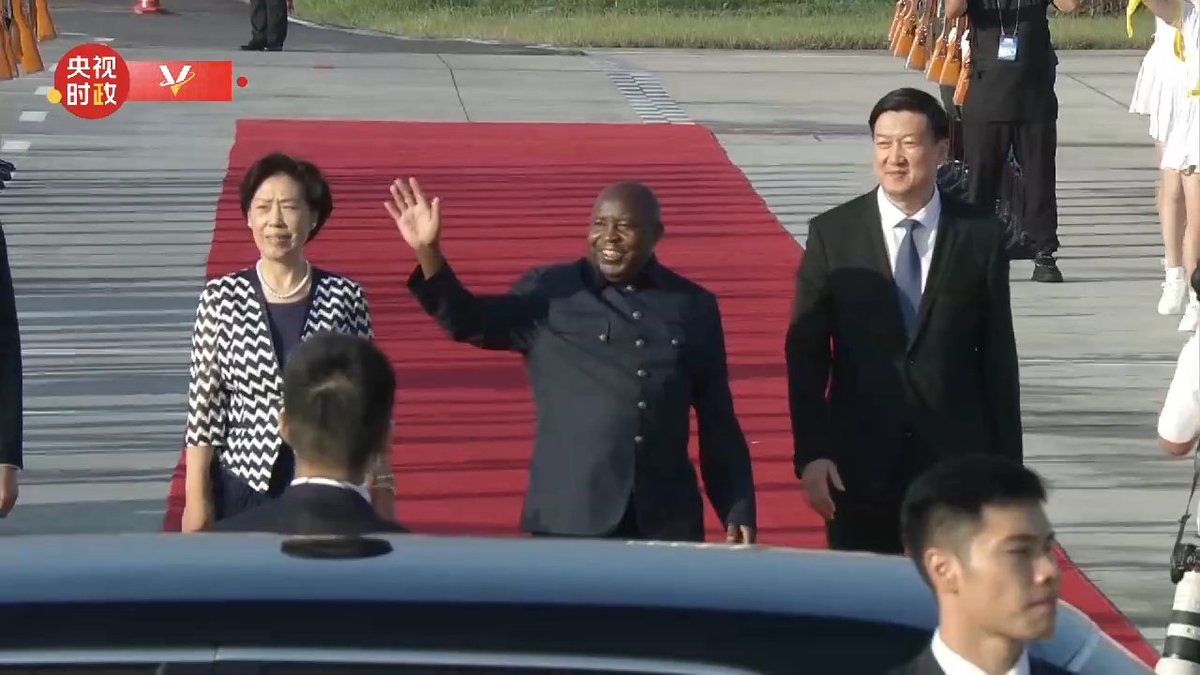 President Evariste Ndayishimiye of the Republic of Burundi arrived at Tianfu International Airport in #Chengdu, southwest China's Sichuan Province, on Friday. He will attend the opening ceremony of the 31st summer edition of the FISU #WorldUniversityGames later in the day.