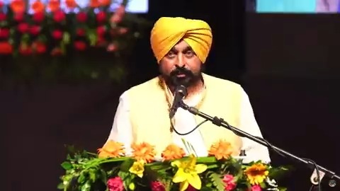 ਅਧਿਆਪਕਾਂ ਦੀ ਤਨਖਾਹਾਂ ਬਿਲਕੁੱਲ ਨਾਮਤਰ ਸਨ…ਮਨਰੇਗਾ ਵਾਲਿਆਂ ਦੀ ਦਿਹਾੜੀ ਵੀ ਇਹਨਾਂ ਤੋਂ ਵੱਧ ਸੀ…ਘੱਟ ਤਨਖਾਹਾਂ ਕਾਰਨ ਕੋਈ ਪੋਚਾ ਲਾਉਂਦੀ ਸੀ ਕੋਈ ਝੋਨਾ ਲਾਉਂਦਾ ਸੀ…ਪਰ ਹੁਣ ਅਸੀਂ ਉਹਨਾਂ ਦੀ ਜ਼ਿੰਦਗੀ ਬਦਲ ਦਿੱਤੀ ਹੈ..ਤਨਖਾਹਾਂ ਵੀ ਦੁੱਗਣੀਆਂ ਤਿੱਗਣੀਆਂ ਨੇ ਤੇ ਪੱਕੇ ਵੀ ਕਰ ਦਿੱਤੇ ਨੇ..