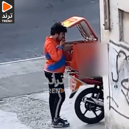 توثيق لعامل توصيل طلبات يأكل من الطلب قبل توصيله!!