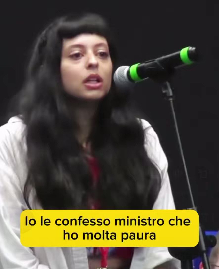 “Io soffro di ecoansia”. Ha ragione chi dice che questi ragazzi non vanno derisi: vanno (rassi)curati. L’ adulto che, per essere “popolare”, asseconda l’ostentazione infantile e retorica di queste fragilità basate su una conoscenza approssimata, è ancor più imbarazzante. Gli adulti tornino a fare gli adulti, specialmente se sono ministri della Repubblica. #pochettofratin (non è un refuso)