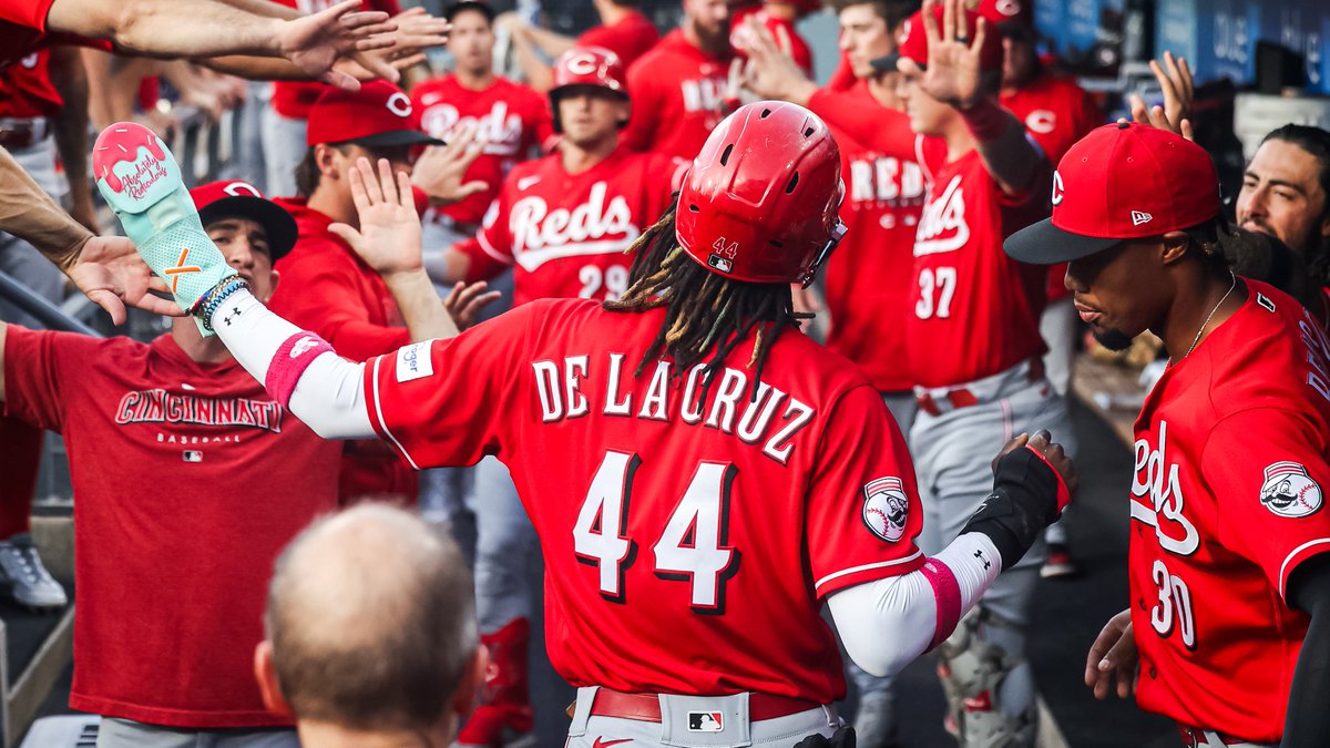 Elly De La Cruz sprinted from home to third in 10.83 seconds 🤯 UNREAL SPEED 💨 (via Cincinnati Reds)