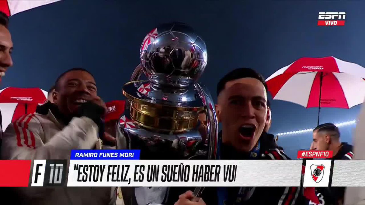 “¿Te quedaste con las ganas, no? ¿La querés?”. Firma: Esequiel Barco, con el trofeo. 😳