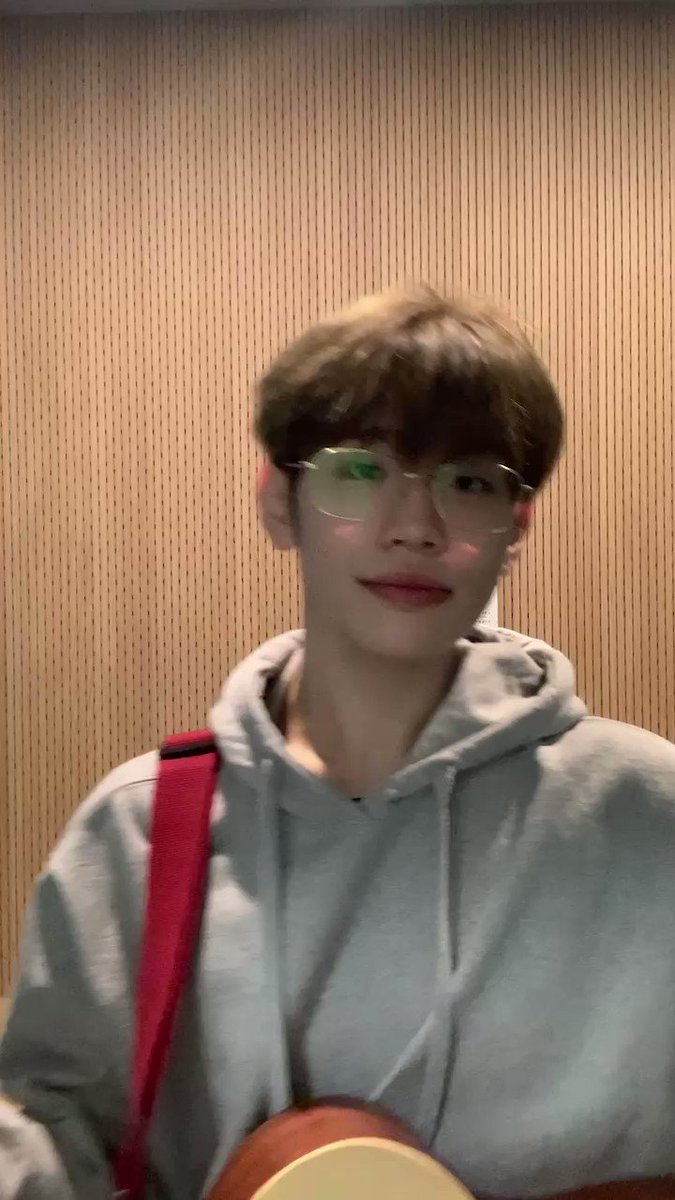 _💌 제로즈! 맛있는 점심 드셨나?? 이따가 만날까?? ㅎㅎ 날 더우니까 시원하게 보내야 한다💙 아 그리고 연습생 때 부른 어쿠스틱 난 빛나 있길래…ㅋㅋ 고럼 또 올게 행복한 하루~ #KIMTAERAE #김태래 #ZEROBASEONE #ZB1 #제로베이스원