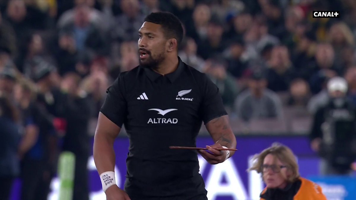 Vous ne verrez rien de plus beau aujourd'hui 🥰 Le capitaine Australien offre un boomerang aborigène aux All Blacks pendant leur haka ! C'est ça le rugby ❤️