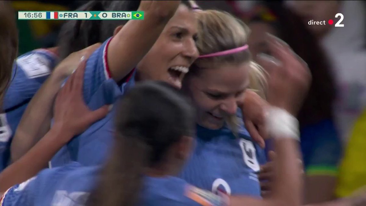 #FIFAWWC | ⚽ BUUUUUUUT POUR L'ÉQUIPE DE FRANCE ! 🇫🇷 C'est Eugénie Le Sommer qui ouvre la marque après une remise de Kadidiatou Diani ! Les Bleues prennent les devants face au Brésil, c'est mérité ! 📺 Le match en direct :