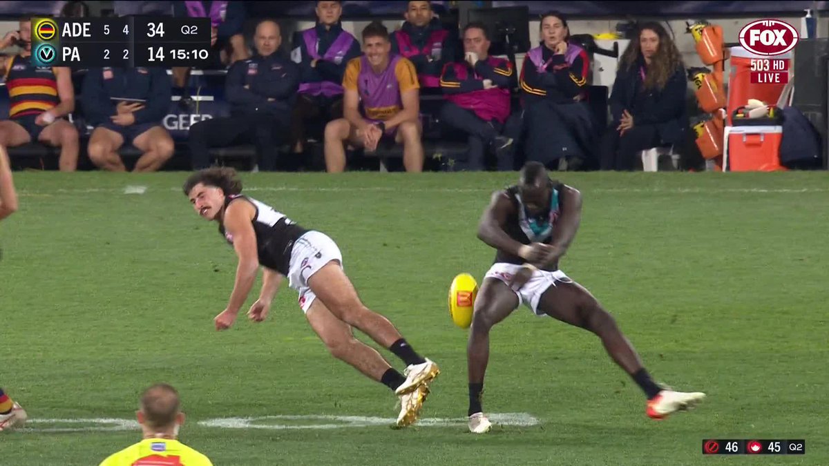 Huge collision between Power teammates Aliir and Jones. Thoughts with both players 🙏 📺 Watch #AFLCrowsPower LIVE on ch. 503 or stream on Kayo: ✍️ BLOG 🔢 MATCH CENTRE