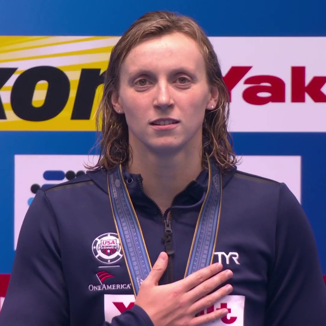The American national anthem is played during the women's 800m free medal ceremony after Katie Ledecky won gold. 🥇 #AQUAFukuoka23