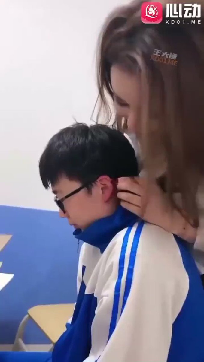 网络很火的视频万人求， 靑涩处男被两个富婆调教。 小帅哥的乖巧让这俩富婆更有欲望 看完整部非常的精彩😍 （高清完整版在评论区得）