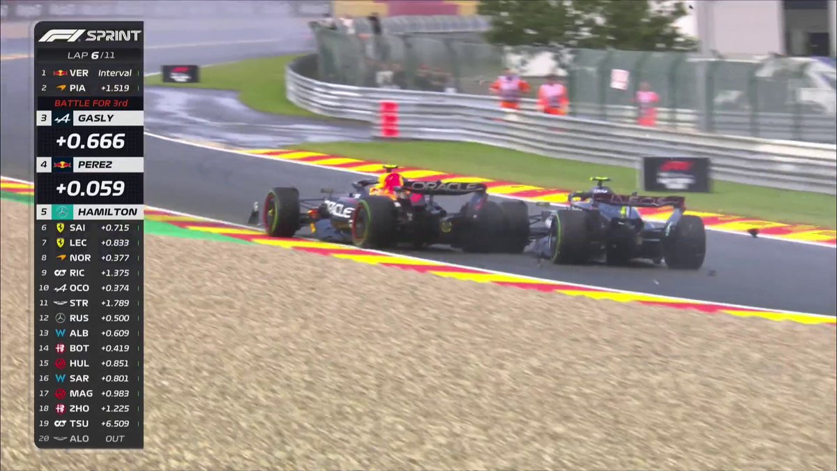 "THEY TOUCH!" 😲 It's all happening in the Sprint! 👇