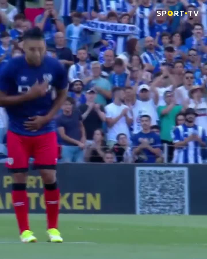 Radamel Falcao 🇨🇴 fue reconocido por Porto 🇵🇹 antes de un amistoso vs. Rayo Vallecano. Formó parte del club entre 2009 y 2011. Conquistó la Europa League (gol ⚽️ en la final) y Primeira Liga x2-Copa de Portugal x2-Supercopa de Portugal x2.