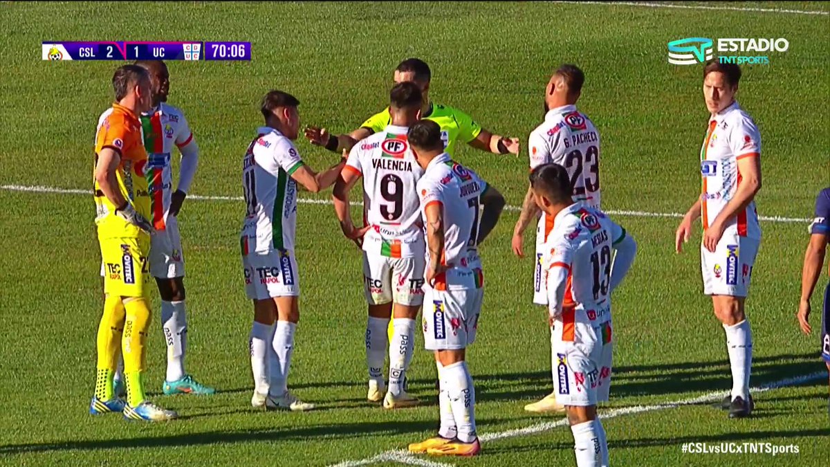 😱⚽🇫🇮 ¡PENAL! Mesías le pegó en el tobillo a Aravena y el juez pitó lanzamiento desde los 12 pasos para los cruzados, en el #CSLvsUCxTNTSports. Disfruta de lo mejor de nuestro fútbol en Estadio TNT Sports, estés donde estés 📲💻 Link en la BIO 📍