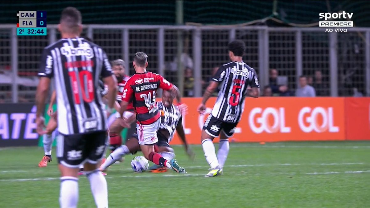 O Atlético-MG reclamou bastante da falta que originou o primeiro gol do Flamengo. E aí, o que acharam? 🤔