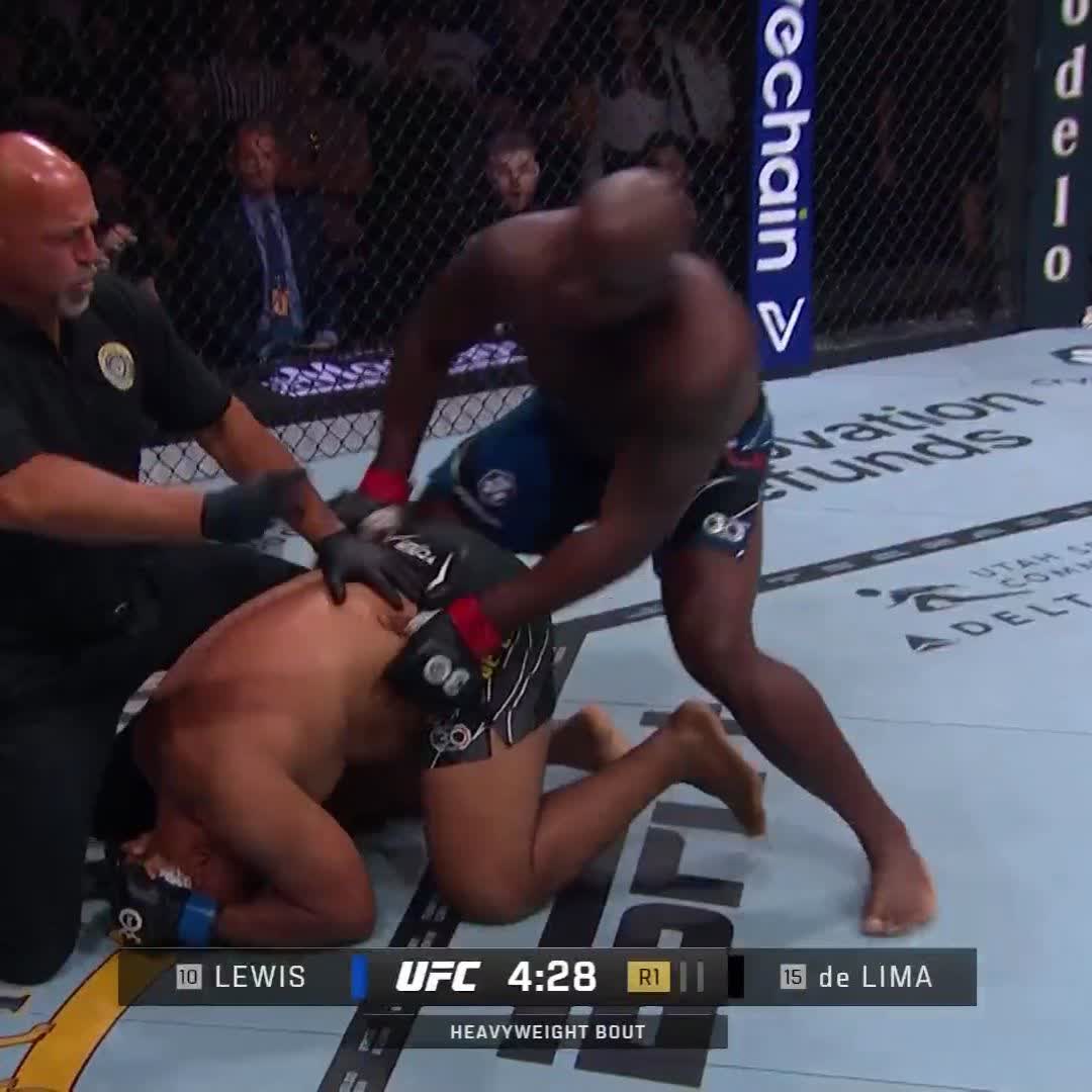 DERRICK LEWIS AT ELEVATION MYTHICAL FIGHTER 😳 🥵 Derrick Lewis wasn't hanging about to see what happened! #UFC291