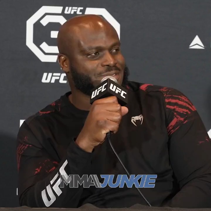 "My d*ck has a mind of its own": Derrick Lewis explains taking off his trunks following his 33-second KO win at #UFC291. 😂 Full interview: