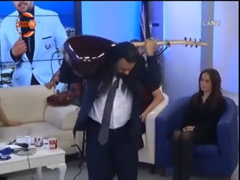 Karınca yüksek lisans yapıp işsiz kalırken Ağustos böceği;