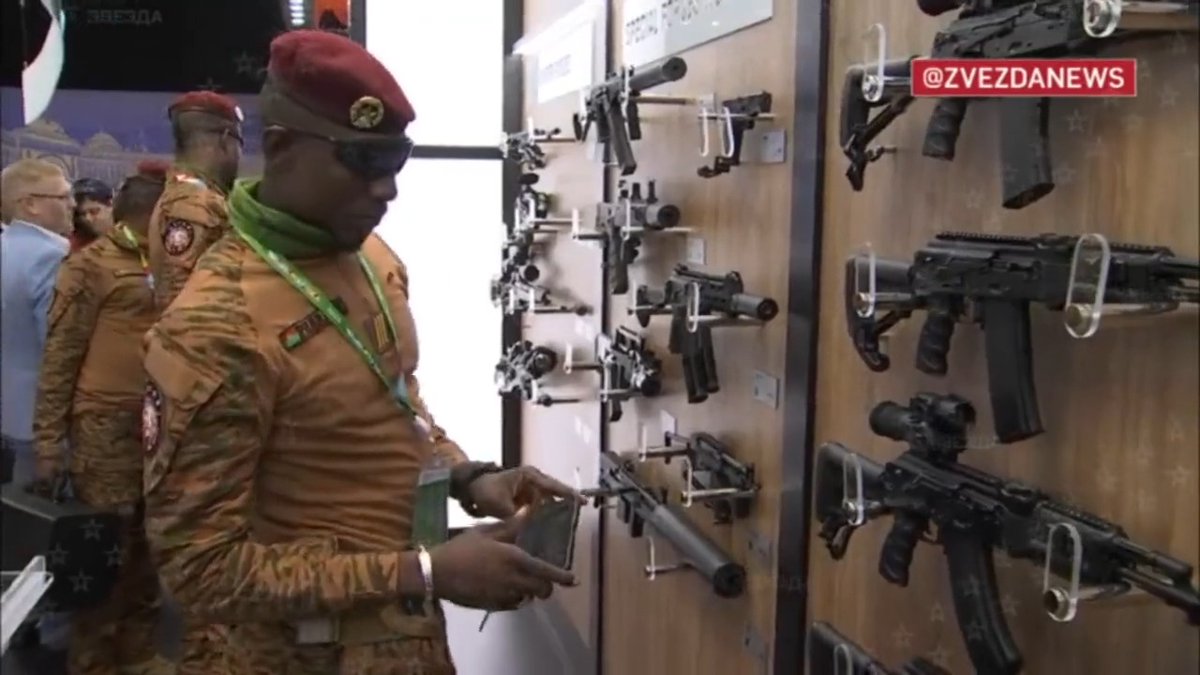 African leaders admiring Russian weapons