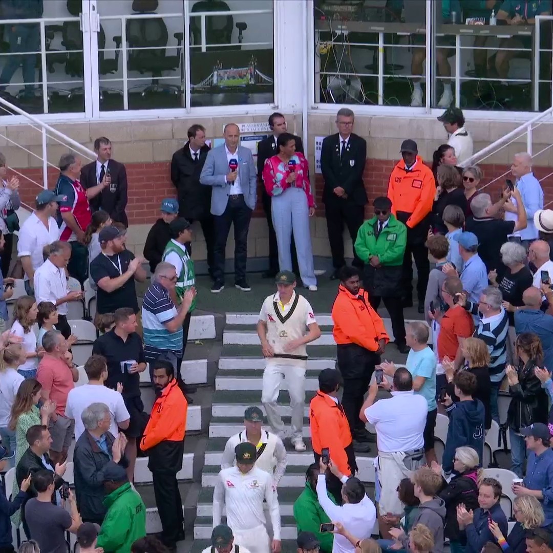 Stuart Broad makes his way to the pitch with Jimmy Anderson ๐ฅบ๐ซ