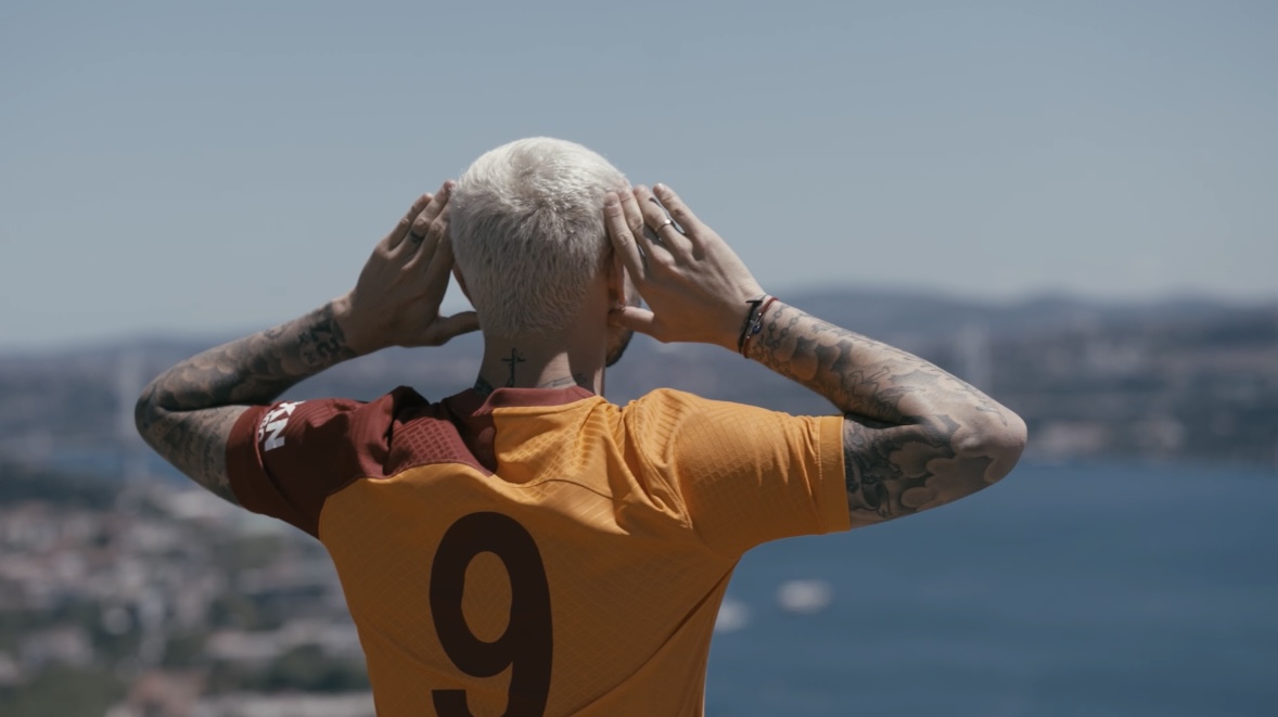Tüm Türkiye'ye ezberlettiği şarkıyı şimdi Avrupa'ya dinletme zamanı... 🫱😀🫲 Yuvana hoş geldin Mauro Icardi! 9️⃣ #PartyMustGoOn 😎