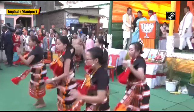 यह मणिपुर में चुनाव के वक़्त स्मृति ईरानी हैं - वहां वोट मांगने गई थीं, बहनों के साथ नृत्य भी किया. पर जब उन बहनों के साथ अमानवीय बर्बरता हुई - तब इनका मुँह बंद रहा. अब क्यों नहीं जा रही हैं वहाँ?