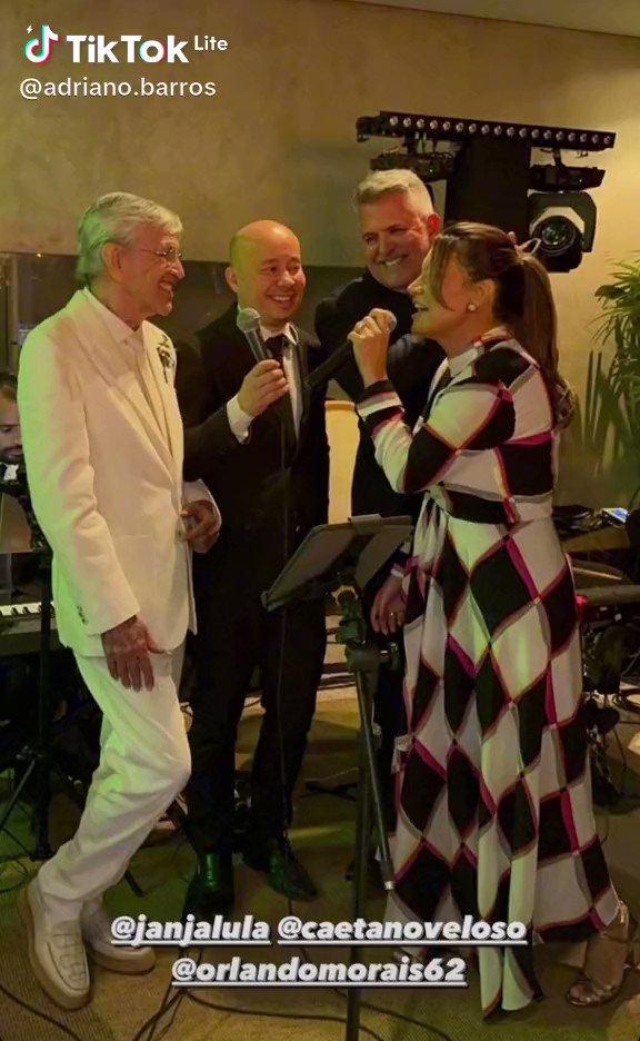 Pastor e cantor, Kleber Lucas uma das vozes mais ouvidas com suas canções no meio evangélico. Agora, se diz pastor da esquerda. Kleber Lucas celebrou o terceiro casamento do senador Randolfe nesta sexta-feira 29. Afinal, existe pastor de esquerda? Deixe seu comentário