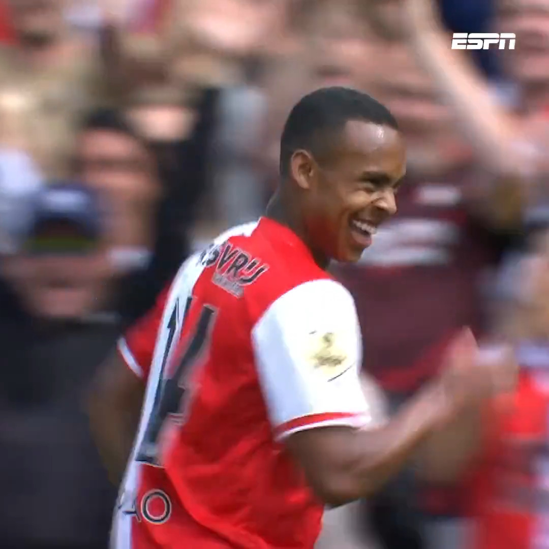Belo gol de Igor Paixão no amistoso do Feyenoord com o Benfica.