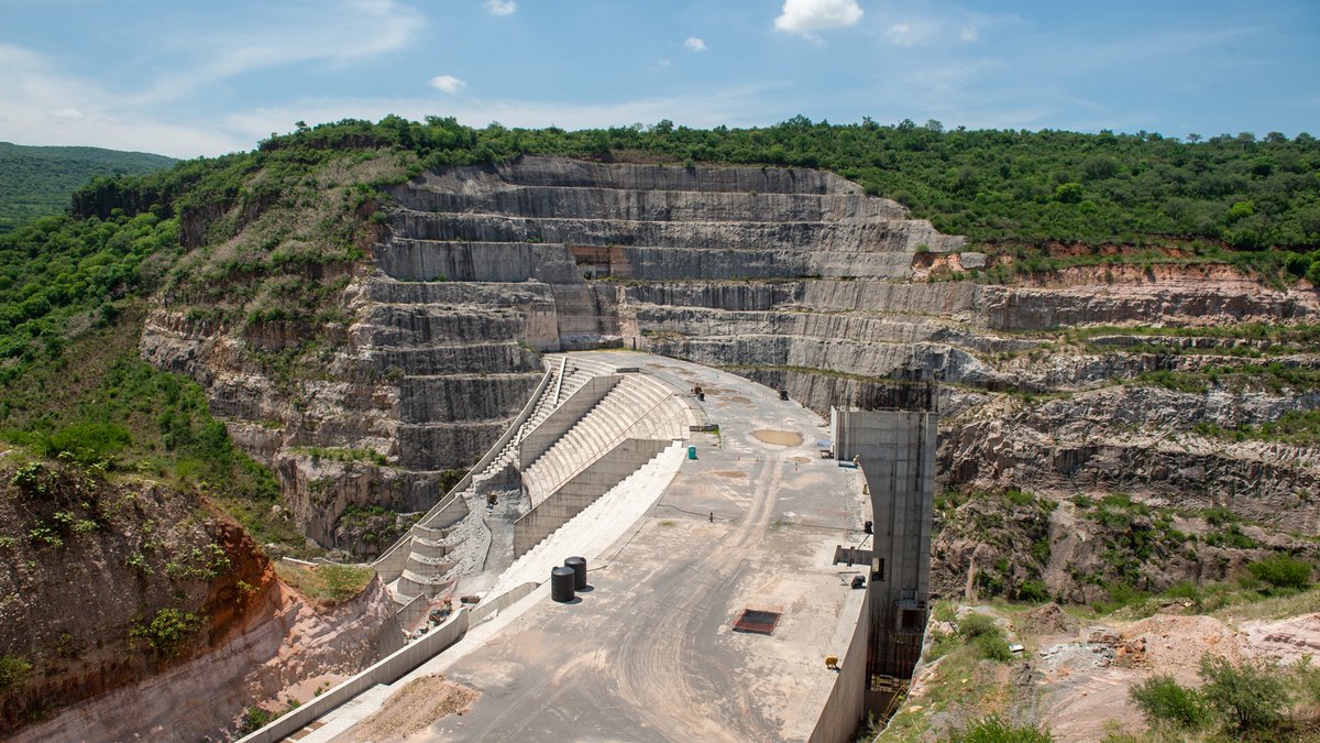 Supervisamos la presa El Zapotillo, plantas de bombeo y 60 km de acueducto para llevar a la zona metropolitana de Guadalajara 3 mil litros de agua por segundo, incluida una adecuación técnica —construcción de ventanas en la cortina— para no inundar a tres pueblos de Los Altos de Jalisco.