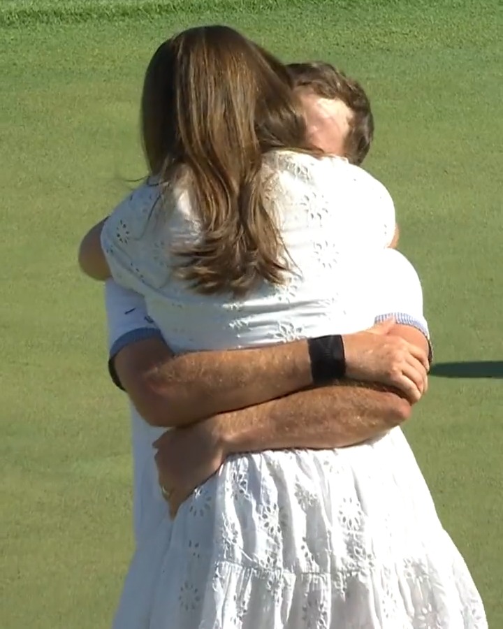 From high school sweethearts to their first PGA TOUR win ❤️ A special moment for Lee Hodges and his wife, Savannah 3M Open.