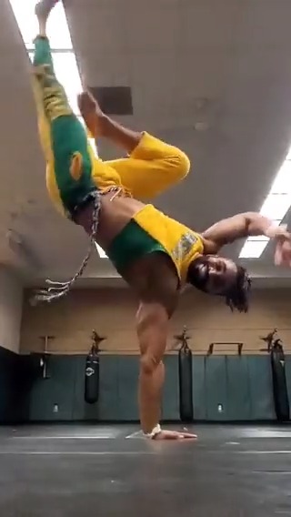 🚨 ALERTA DE NOSTALGIA 🚨 Só quem é de verdade vai saber qual personagem e de qual jogo é esse cosplay aí! 🤔 🎥: @f808z #CapoeiraNoCombate #Capoeira