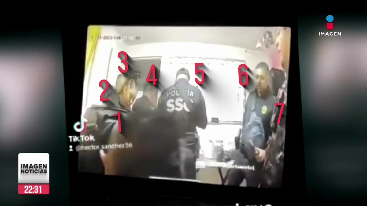 Otra vez policías de la SSC CDMX fueron grabados y exhibidos haciendo un cateo ilegal en un inmueble en el centro de la #CDMX, con el mismo modus operandi. Mientras unos colocan armas y droga, los otros se roban todo lo que pueden.