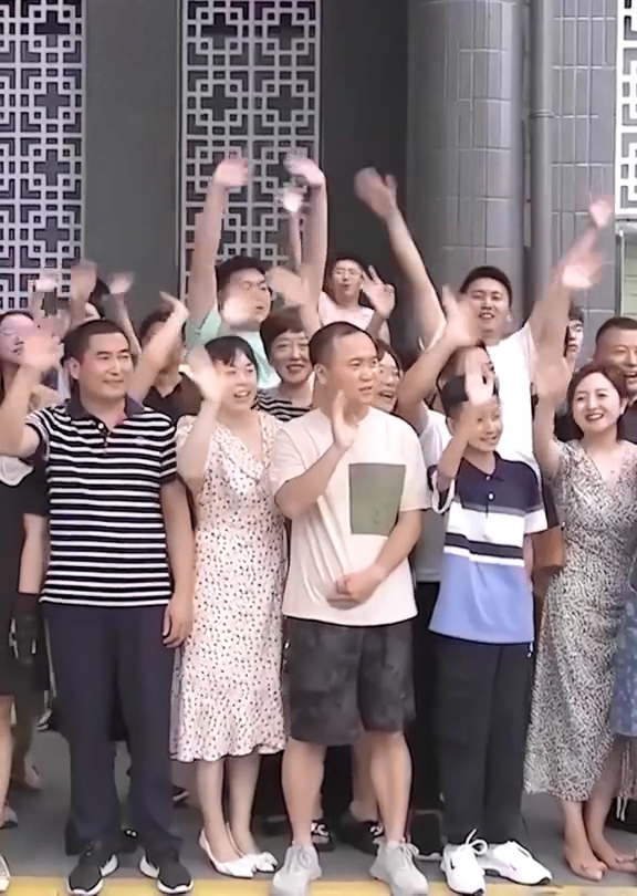 “祝汉中的父老乡亲们，生活好、工作好、家庭幸福。”7月29日，习近平总书记来到陕西汉中市考察。#XiJinping #XiSays （来源：人民日报）